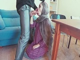 Le paga dinero a la mujer árabe para tener sexo con ella..