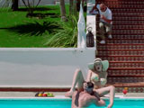 El dueño del hotel les pilló golfeando en la piscina...
